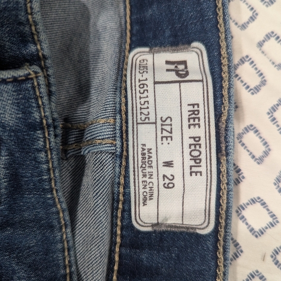 Free People Frayed Skinny Jeans Worn Indigo Sz 29 - Picture 4 of 4